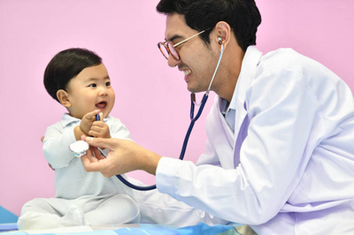 亚洲儿科医生在医院检查婴儿的听诊器